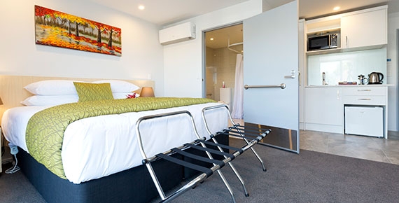 kitchenette facilities with a microwave oven in the room